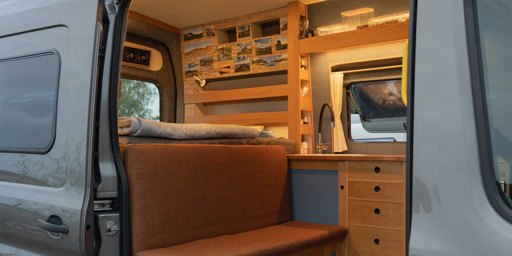 Abendstimmung mit Ambientebeleuchtung im Ford Transit 4x4 Camper