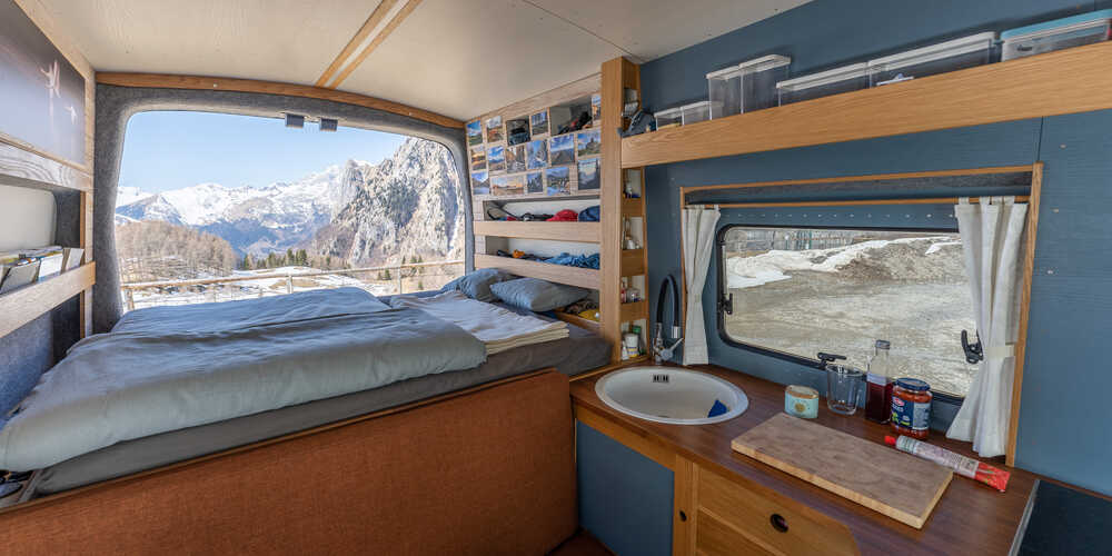 Blick durch die großen Hecktüren des Ford Transit Campers