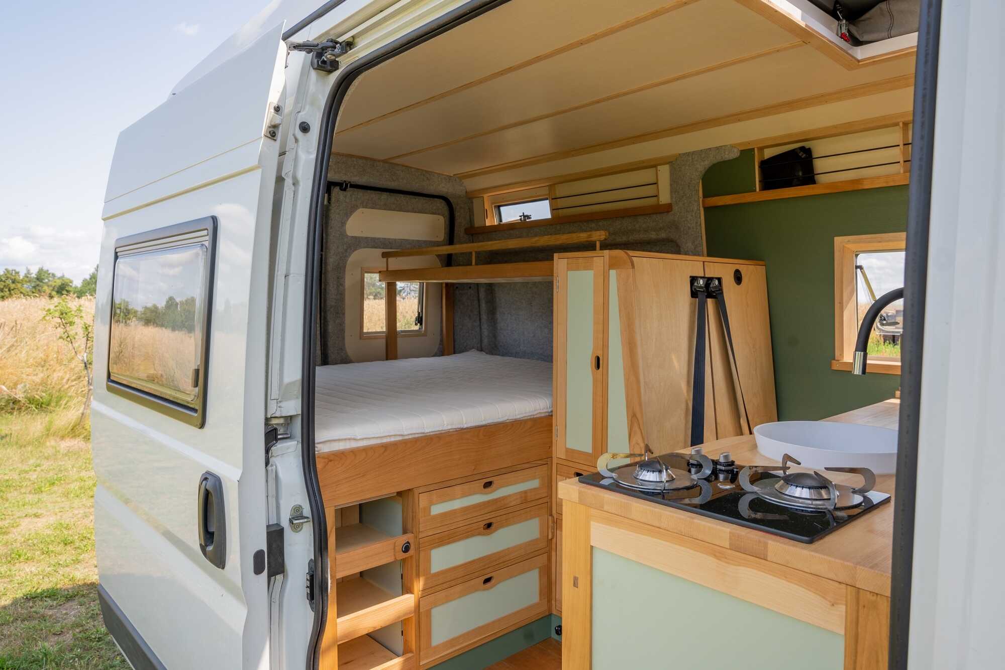 Querbett und Stockbett im Peugeot Boxer L2H2 Camperausbau