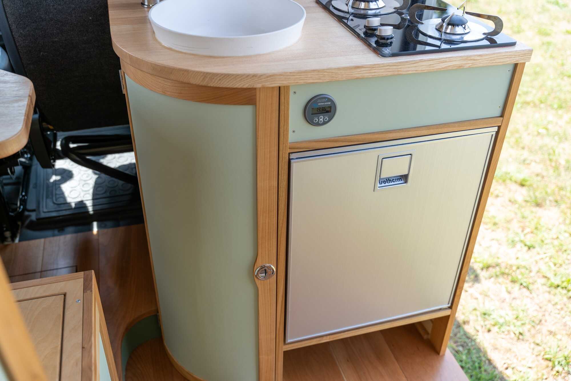 Küchenblock mit Küchenplatte aus Eschenholz im Peugeot Boxer Camper