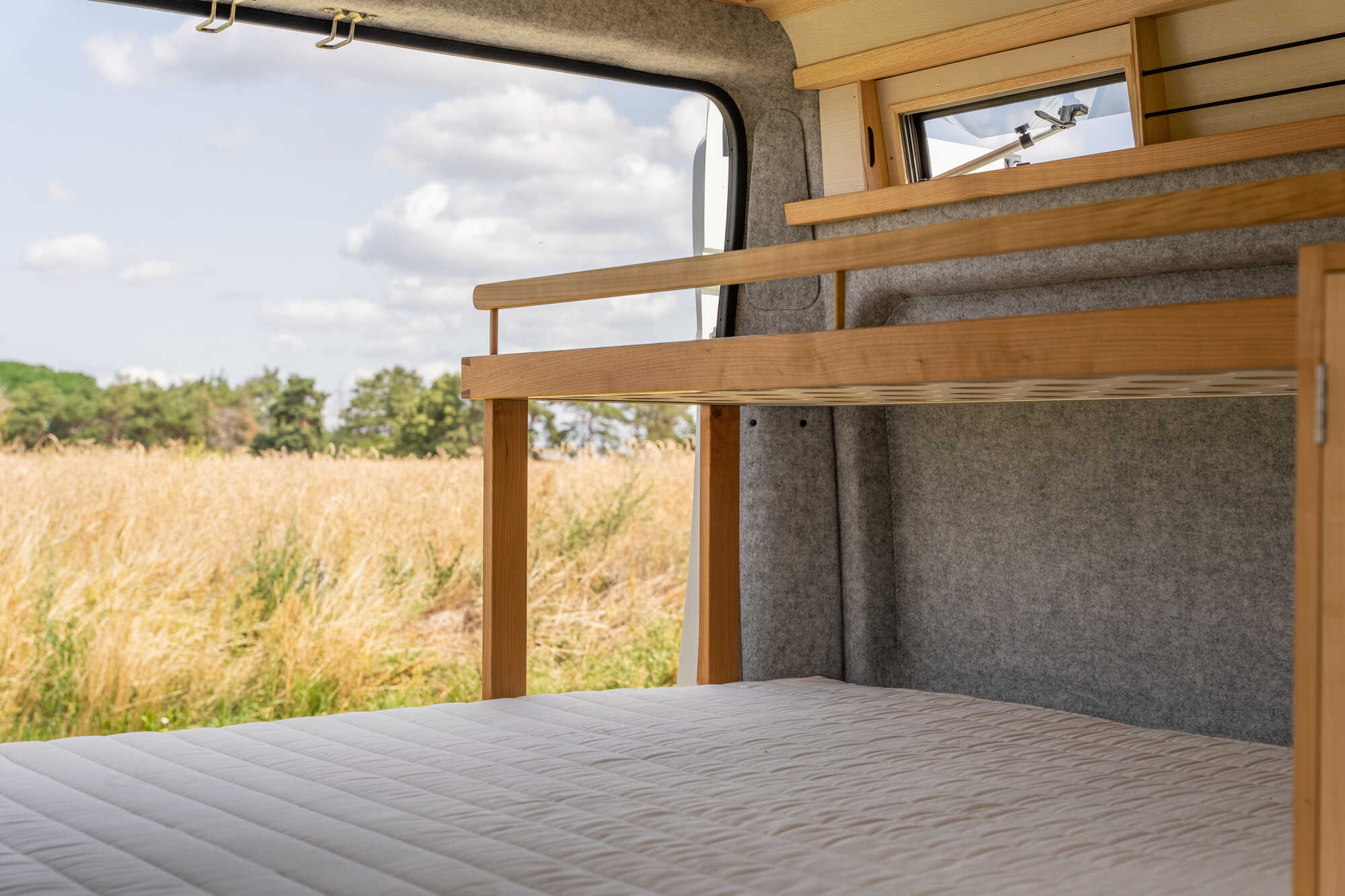 Stockbett im indivudellen Camperausbau auf Peugeot Boxer L2H2