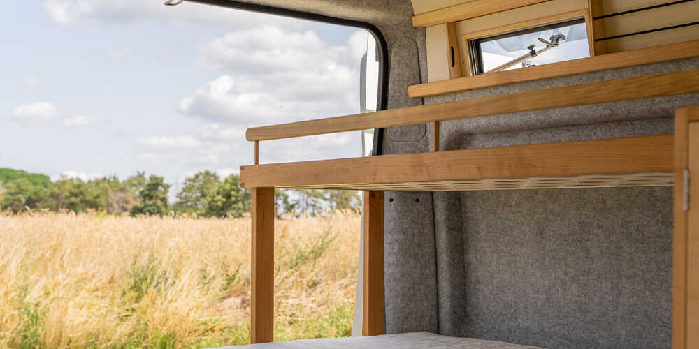 Stockbett im indivudellen Camperausbau auf Peugeot Boxer L2H2