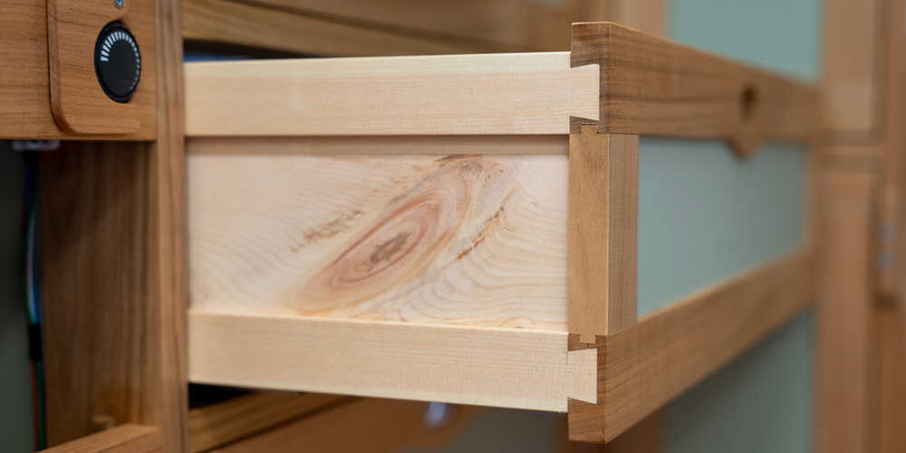 Schublade mit Seiten aus Zirbenholz