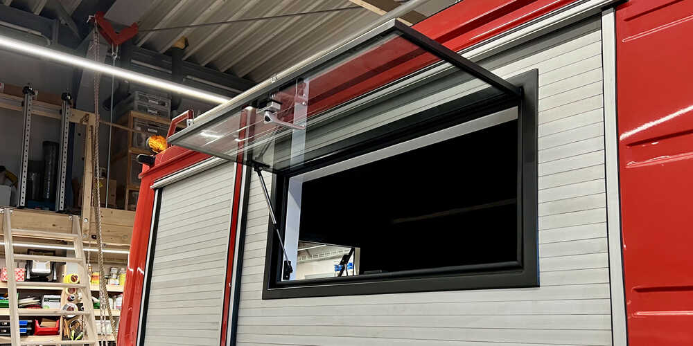 Echtglasfenster von Outbound im Mercedes T2 Feuerwehr Camper