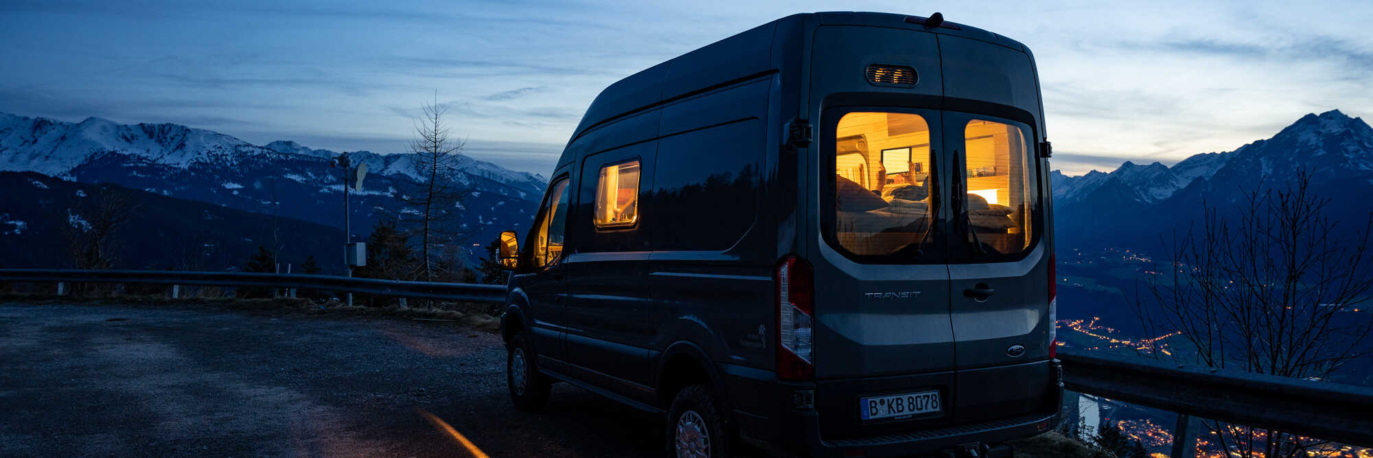 Blaue Stunde mit dem Ford Transit 4x4 Camper über dem Inntal