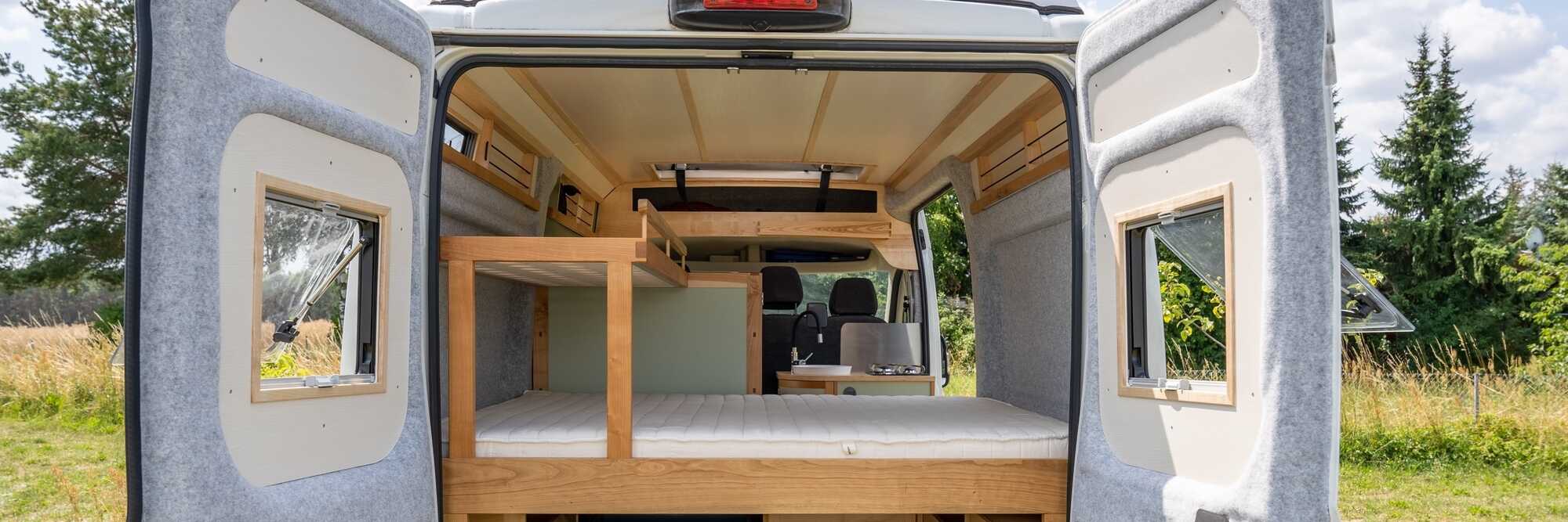 Bett und Stauraum im Peugeot Boxer/Fiat Ducato Camper Ausbau