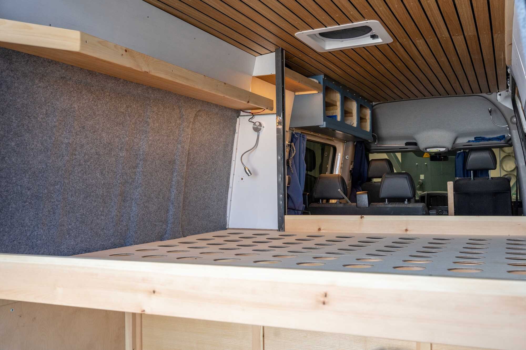 Bett und Regal aus Zirbenholz im Mercedes Sprinter Camper