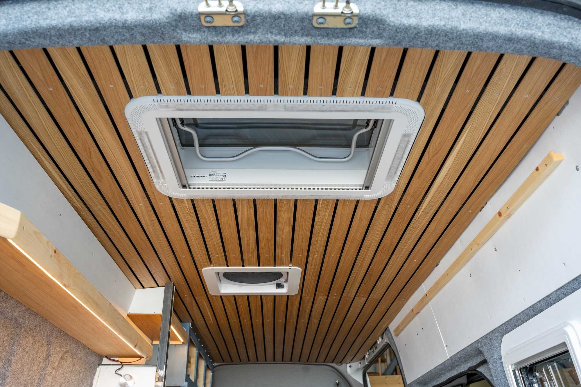 Leichte Leistendecke aus Esche-Furnierholz im Mercedes Sprinter Camper