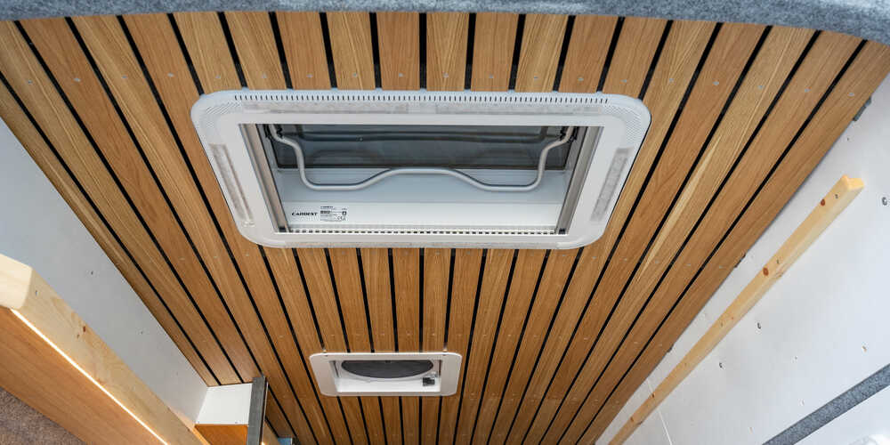 Leichte Leistendecke aus Esche-Furnierholz im Mercedes Sprinter Camper