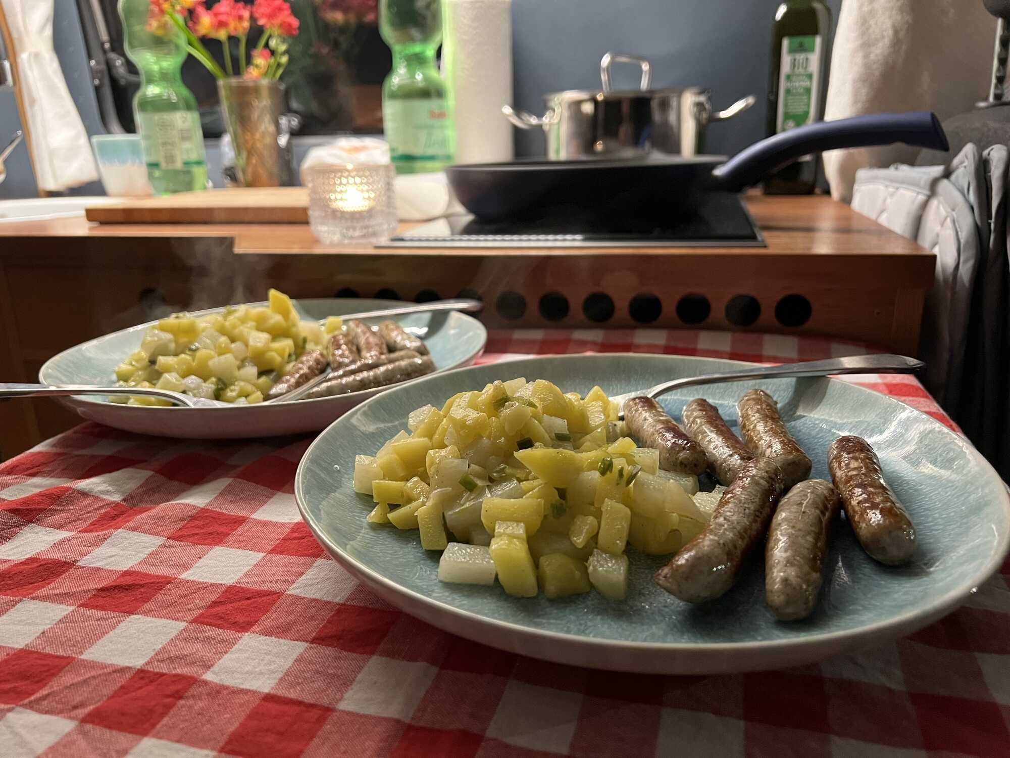 Kartoffel-Kohlrabi Gemüse mit Rostbratwürstchen