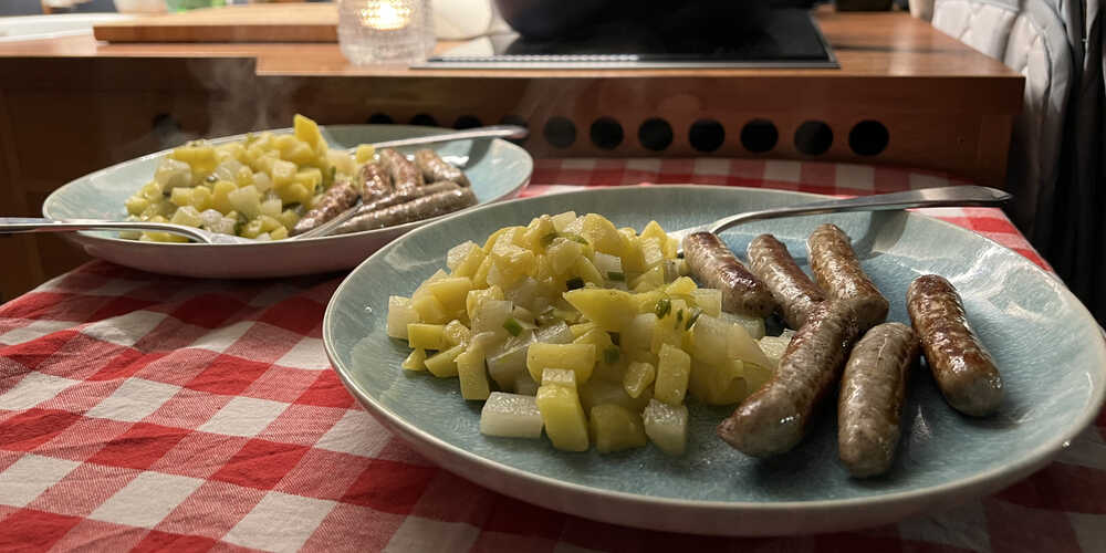 Kartoffel-Kohlrabi Gemüse mit Rostbratwürstchen