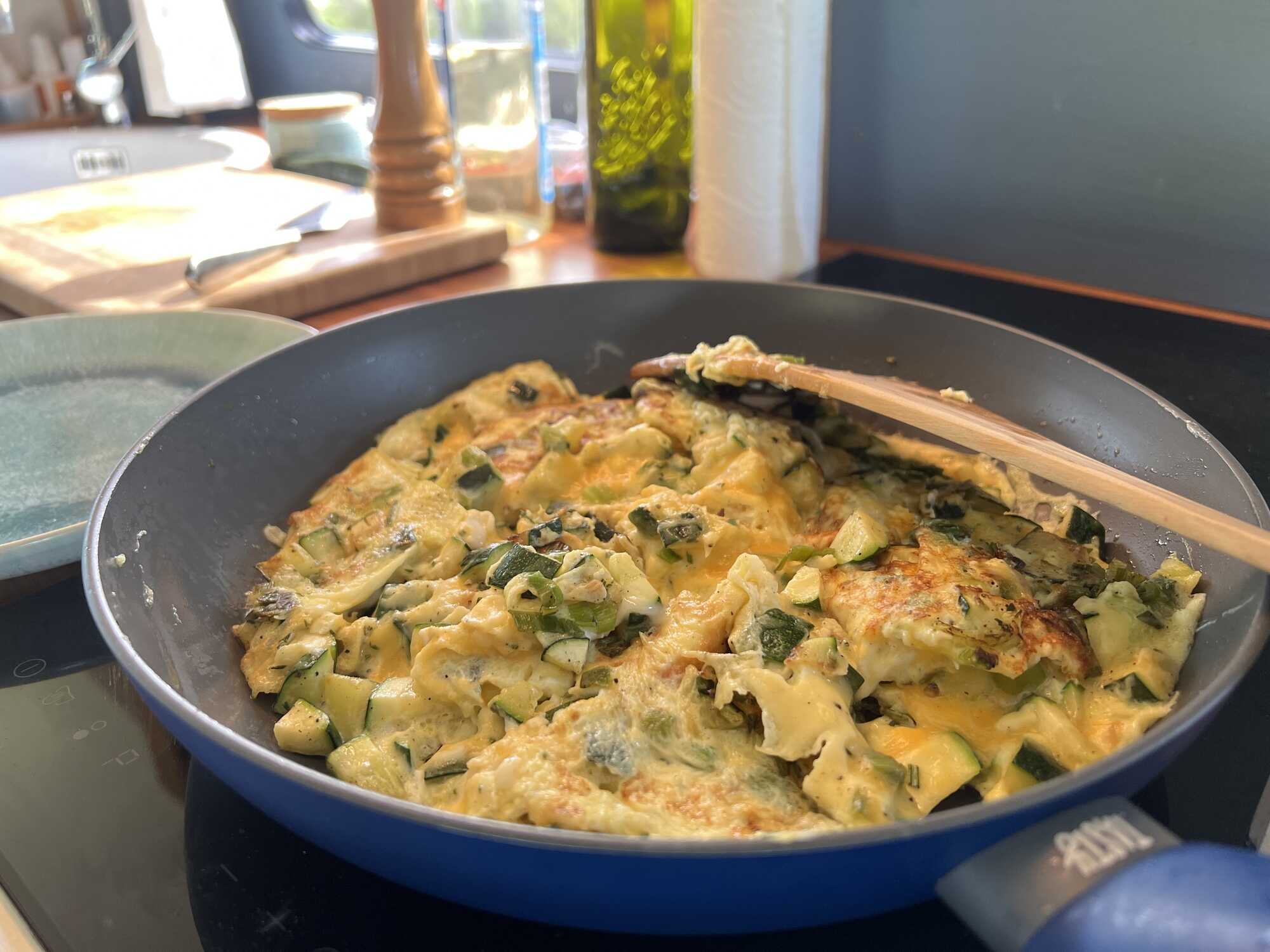 Omelette mit Frühlingszwiebeln und Zucchini