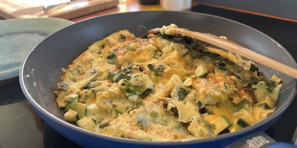 Omelette mit Frühlingszwiebeln und Zucchini