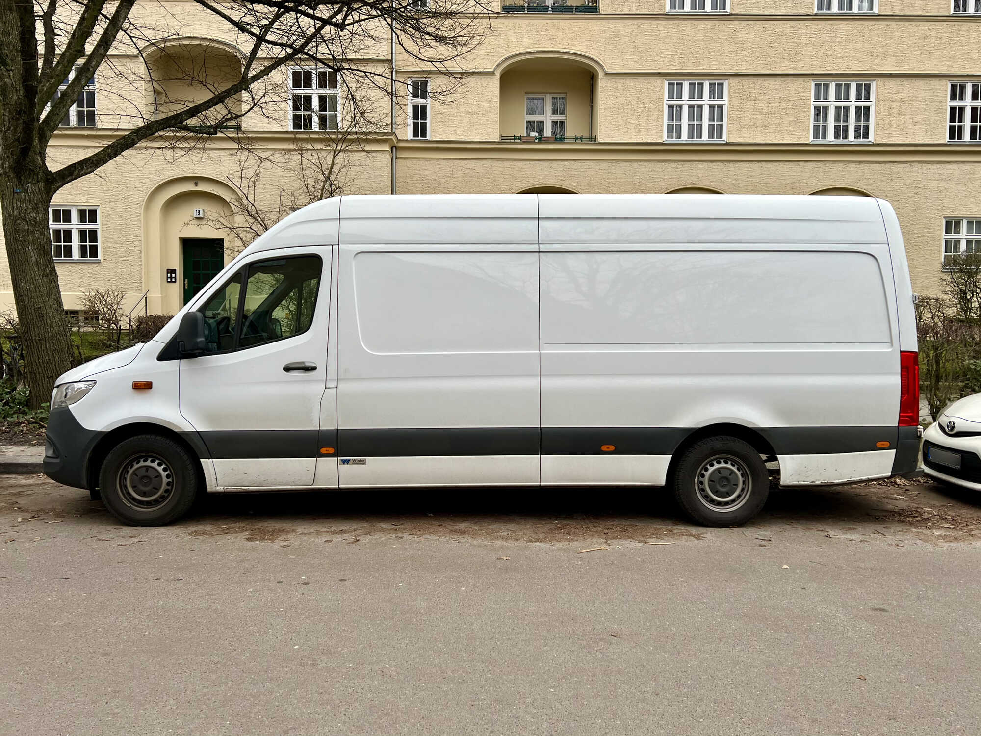 Mercedes Sprinter L3H2 als beliebte Basis zum Camper Ausbau