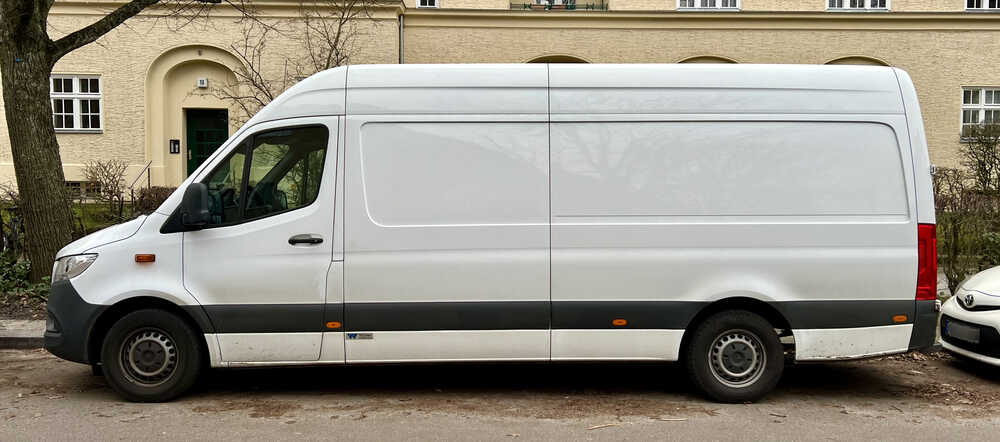 Mercedes Sprinter L3H2 als beliebte Basis zum Camper Ausbau