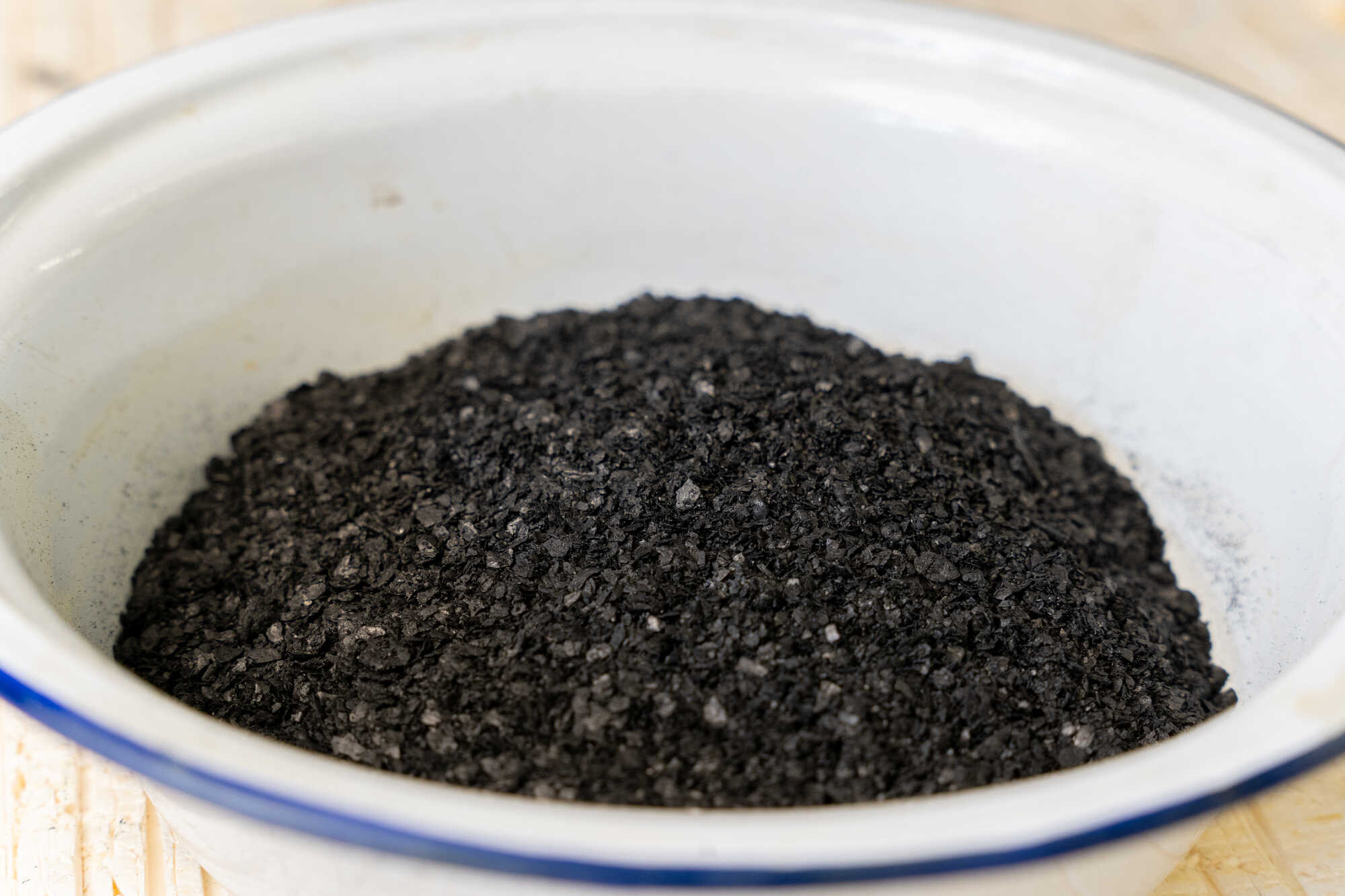 Busbastler Poo Powder als Einstreu für die Trockentrenntoilette