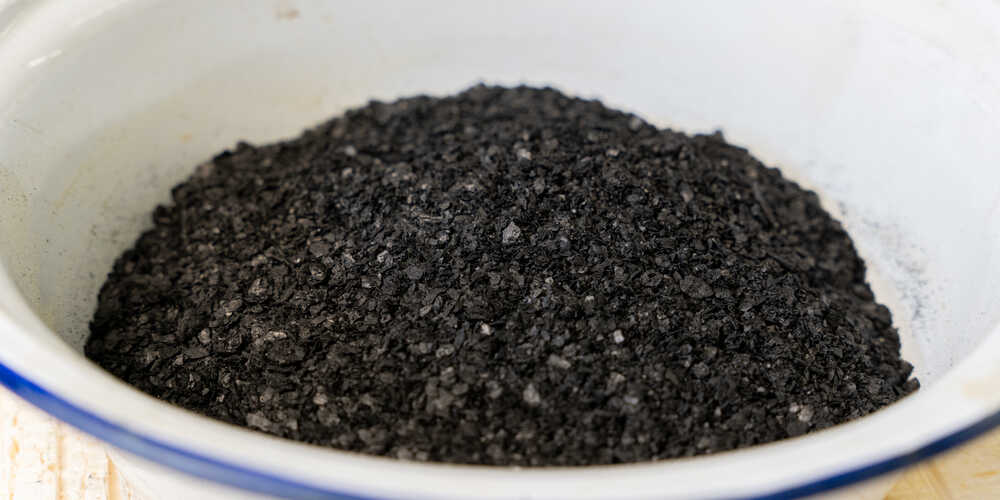 Busbastler Poo Powder als Einstreu für die Trockentrenntoilette